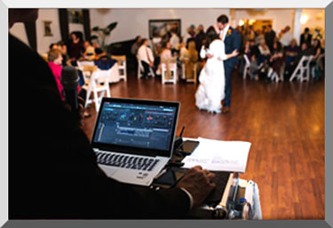 Wedding DJ Couple 01